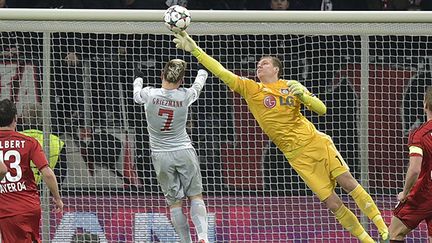 Bernd Leno enlève le ballon sur la tête d'Antoine Griezmann