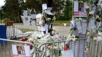 Des habitants d'Echirolles (Is&egrave;re) ont d&eacute;pos&eacute; des fleurs, mercredi 3 octobre 2012,&nbsp;l&agrave; o&ugrave; ont &eacute;t&eacute; tu&eacute;s Kevin et Sofiane. (PHILIPPE DESMAZES / AFP)