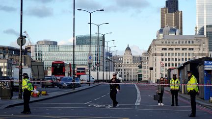 Des policiers britanniques s'affairent sur le London Bridge, à Londres, fermé à la circulation après l'attaque où ont trouvé la mort deux personnes vendredi 29 novembre. (NIKLAS HALLE'N / AFP)