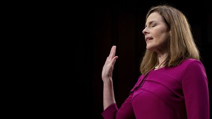 La juge américaine Amy Coney Barrett prête sermet devant le Sénat, lundi 12 octobre 2020.&nbsp; (GETTY IMAGES NORTH AMERICA / AFP)