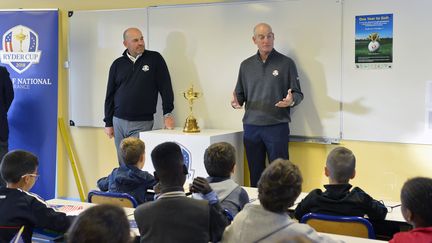 Thomas Bjorn et Jim Furyk, les capitaines de la Ryder Cup, devant les enfants des écoles de Saint-Quentin en Yvelines, en&nbsp;octobre 2017. (AURELIEN MEUNIER / GETTY IMAGES EUROPE)