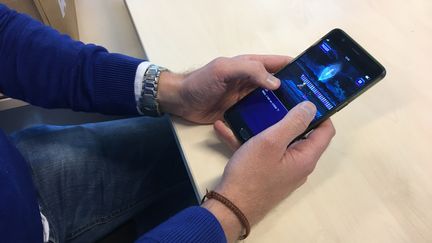 Le jeu "Final Fantasy : Brave&nbsp;Exvius", disponible sur smartphone, est&nbsp;connu pour inciter les joueurs à dépenser d'importantes sommes d'argent. (VINCENT MATALON / FRANCEINFO)