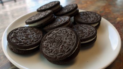 Les deux hommes sont accus&eacute;s d'avoir vol&eacute; la recette du dioxyde de titane qui permet de blanchir la cr&egrave;me vanill&eacute;e des biscuits Oreo. (MANDEL NGAN / AFP)