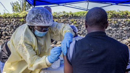 Vaccination à Goma en RDC lors de l'épidémie d'Ebola, en juillet 2019. (PAMELA TULIZO / AFP)