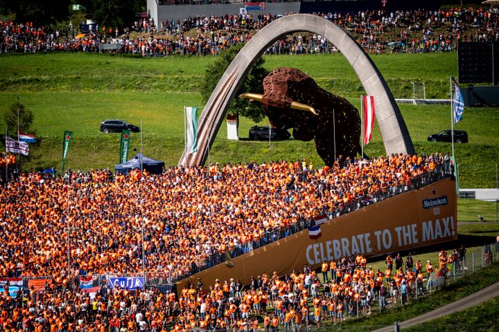 Des milliers de fans néerlandais lors de la course sprint du Grand Prix d'Autriche, le 9 juin 2022. (MINE KASAPOGLU / ANADOLU AGENCY via AFP)