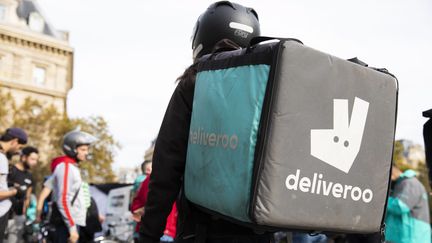 C'est la deuxième fois en une semaine que les livreurs Deliveroo organisent un rassemblement de protestation à Paris. (ALEXIS SCIARD  / MAXPPP)