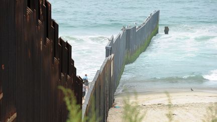 En Californie, le mur existe déjà. Il s'étale sur 75 kilomètres jusqu'à cette plage où il coupe l'océan Pacifique en deux. (FREDERIC J. BROWN / AFP)