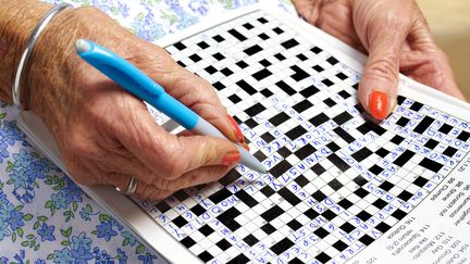 Les mots croisés plus performants que les jeux vidéo pour les seniors atteints de troubles cognitifs légers. (Illustration) (PETER DAZELEY / THE IMAGE BANK RF / GETTY IMAGES)