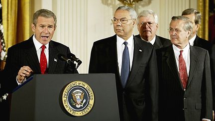 Le président américain George W. Bush prend la parole avant de signer la résolution conjointe du Congrès autorisant les États-Unis à recourir à la force contre l'Irak si nécessaire, le 16 octobre 2002, à la Maison Blanche à Washington. (LUKE FRAZZA / AFP)