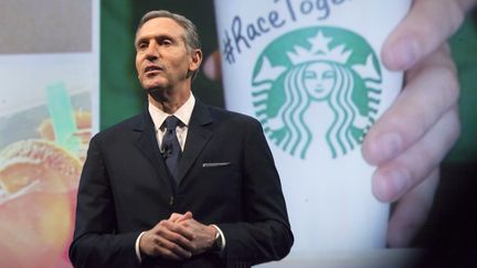 Howard Schultz, lors d'une conférence de presse, à Seattle (Etats-Unis), le 18 mars 2015.&nbsp; (DAVID RYDER / REUTERS)