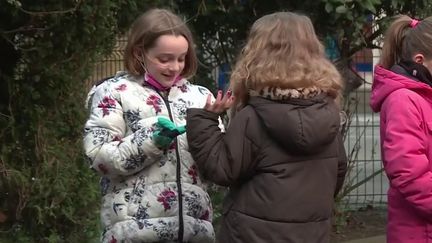 Pour les élèves de primaire de la zone B, qui font leur rentrée scolaire lundi 21 février, le port du masque n'est plus obligatoire en extérieur. &nbsp;&nbsp; (FRANCE 3)