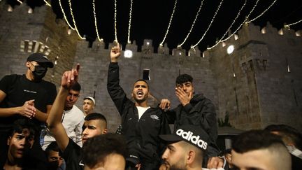 Des Palestiniens se rassemblent devant la porte de Damas, à Jérusalem, le 26 avril 2021. (MOSTAFA ALKHAROUF / ANADOLU AGENCY / AFP)