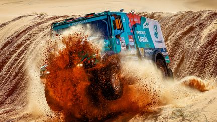 Les camions étaient aussi de la partie pour des images toujours impressionnantes de ces géants du Dakar (ici le pilote néerlandais Victor Willem Come le 6 janvier 2022). Une catégrie dominée par les Russes qui réalisent un triplé comme en 2021. (FREDERIC LE FLOC'H / DPPI / AFP)