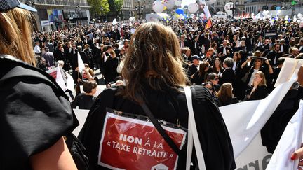 Les&nbsp;avocats se&nbsp;mobilisent dans les rues de Paris, lundi 16 septembre, contre la réforme des retraites. (MAXPPP)