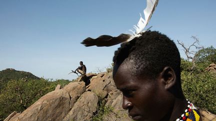 le Chama Cha Mapinduzi, parti au pouvoir depuis l’indépendance du pays en 1961, autorise une communauté de 700 Hadzas d’acquérir un droit coutumier d’occupation des terres, soit plus de 20.000 hectares. Un privilège qu’ils sont les seuls à bénéficier, excepté les bergers Datogas. Pour la première fois, un gouvernement tanzanien reconnaît les droits fonciers d’une tribu minoritaire. (Matthieu Paley)