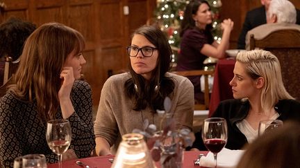 Clea DuVall, Mackenzie Davis, Kristen Stewart dans "Ma belle-famille, Noël et moi" (© 2020 CTMG, Inc. All Rights Reserved)