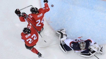 Les Canadiens Jamie Benn et Corey Perry fêtent leur but