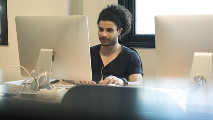 Un jeune homme en stage dans une entreprise (Illustration). (MAXPPP)