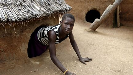 Dans les Tata, chaque occupant dispose d'un endroit à lui, même très petit. L'entrée est étroite pour protéger l'intérieur de l'humidité ou de la chaleur. Les maisons fortifiées sont construites par les hommes durant la saison sèche. Les femmes y ajoutent des scarifications pour les personnaliser. (Philippe ROY / AURIMAGES / AFP)