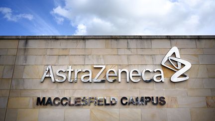 Le logo du laboratoire AstraZeneca à Macclesfield, au Royaume-Uni, le 11 mai 2021. (PAUL ELLIS / AFP)