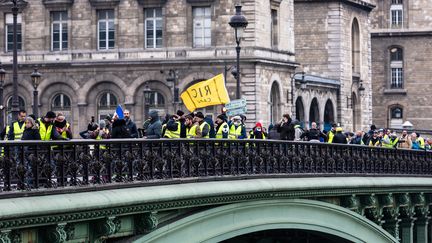 Des "gilets jaunes" sur le pont&nbsp;Leopold-Sedar-Senghor à Paris, le 5 janvier 2018. (KARINE PIERRE / HANS LUCAS)