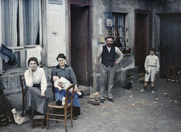 Anonyme, "Paris 5e, une famille rue du Pot de fer, juillet 1914", autochrome&nbsp; (© Département des Hauts-de-Seine – Musée départemental Albert-Kahn – Collection des Archives de la Planète)