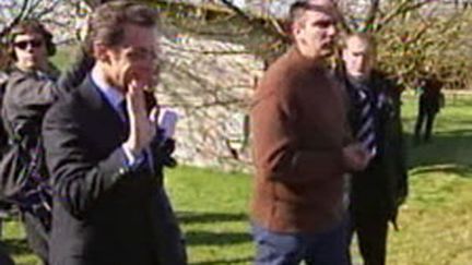 Nicolas Sarkozy en visite dans une exploitation céréalière d'Ile-de-France le 6 avril 2010 (France 2)