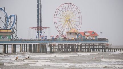 Des personnes surfent devant la tempête tropicale Nicholas le 13 septembre 2021 à Galveston, au Texas (Etats-Unis). (BRANDON BELL / GETTY IMAGES NORTH AMERICA / AFP)