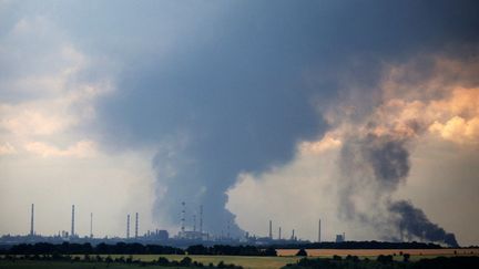 Des nuages de fumée&nbsp;s'élèvent au-dessus de la raffinerie de pétrole située à l'extérieur de la ville de Lyssytchansk, située dans l'est de l'Ukraine, le 23 juin 2022. (ANATOLII STEPANOV / AFP)