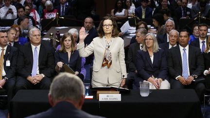 Gina Haspe prête serment avant son audition par le Sénat à Washington, le 9&nbsp;mai 2018. (ALEX BRANDON / PICTURE ALLIANCE / AFP)