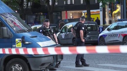 Paris : un policier attaqué au couteau près des Champs-Elysées (Franceinfo)