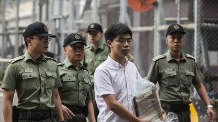 Le militant pro-démocratie Joshua Wong est libéré le 17 juin 2019 après avoir purgé une peine de prison pendant près de cinq semaines&nbsp;à&nbsp;Hong Kong. (ISAAC LAWRENCE / AFP)