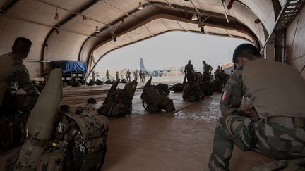 Des soldats français du 2e Régiment Etranger de Parachutistes et des soldats nigériens se préparent pour une mission sur la base aérienne française BAP, à Niamey, le 14 mai 2023. (ALAIN JOCARD / AFP)