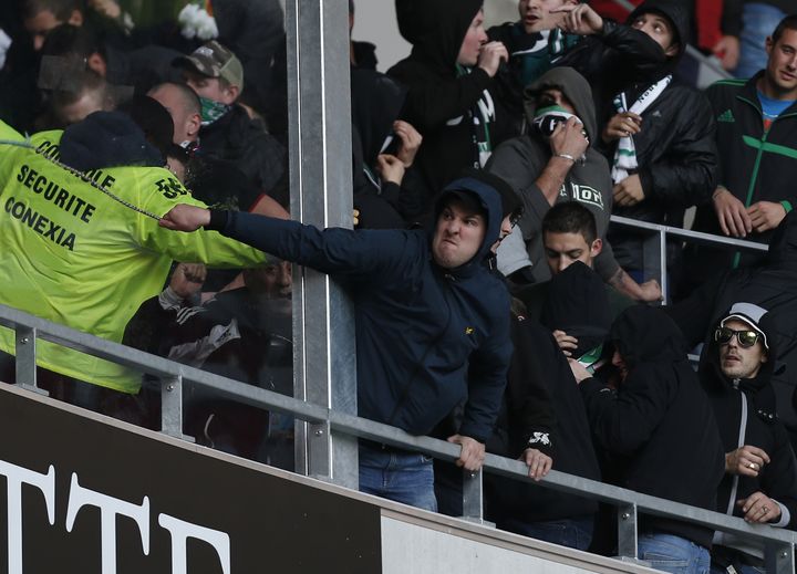 Des supporters de l'AS Saint-Etienne s'attaquent au personnel charg&eacute; de la s&eacute;curit&eacute; du stade&nbsp;Allianz Riviera&agrave; Nice, le dimanche 23 novembre 2013. (VALERY HACHE / AFP)