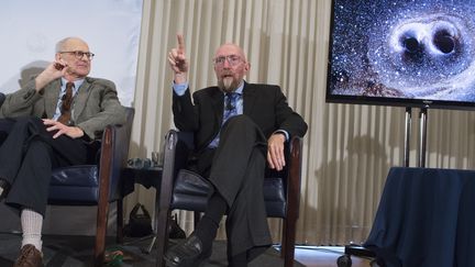 Kip Thorne et Rainer Weiss, deux des physiciens primés par le Nobel, à Washington (Etats-Unis), le 11 février 2016. (SAUL LOEB / AFP)