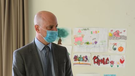 Le ministre de l'Education, Jean-Michel Blanquer, en visite dans une école à Sèvres (Hauts-de-Seine), le 4 septembre 2020. (CHRISTOPHE SAIDI/SIPA)