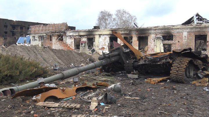 Artillery piece in the center of Trotsyanets.  (GILLES GALLINARO / RADIO FRANCE)