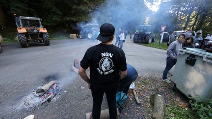 Un barrage cosntruit par les opposants à la réintroduction des ours dans les Pyrénées, le 4 octobre 2018 entre la Pierre Saint-Martin et Arette.&nbsp; (LE DEODIC DAVID / MAXPPP)