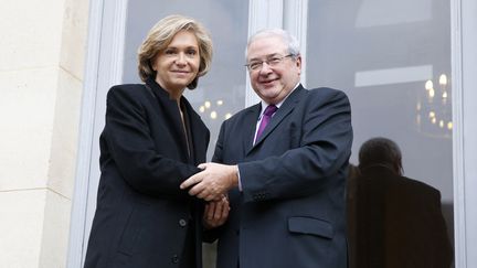 L'ancien président socialiste de la région Île-de-France, Jean-Paul Huchon, et Valérie Pécresse, lors de leur passage de pouvoir, le 18 décembre 2015, à Paris. (PATRICK KOVARIK / AFP)