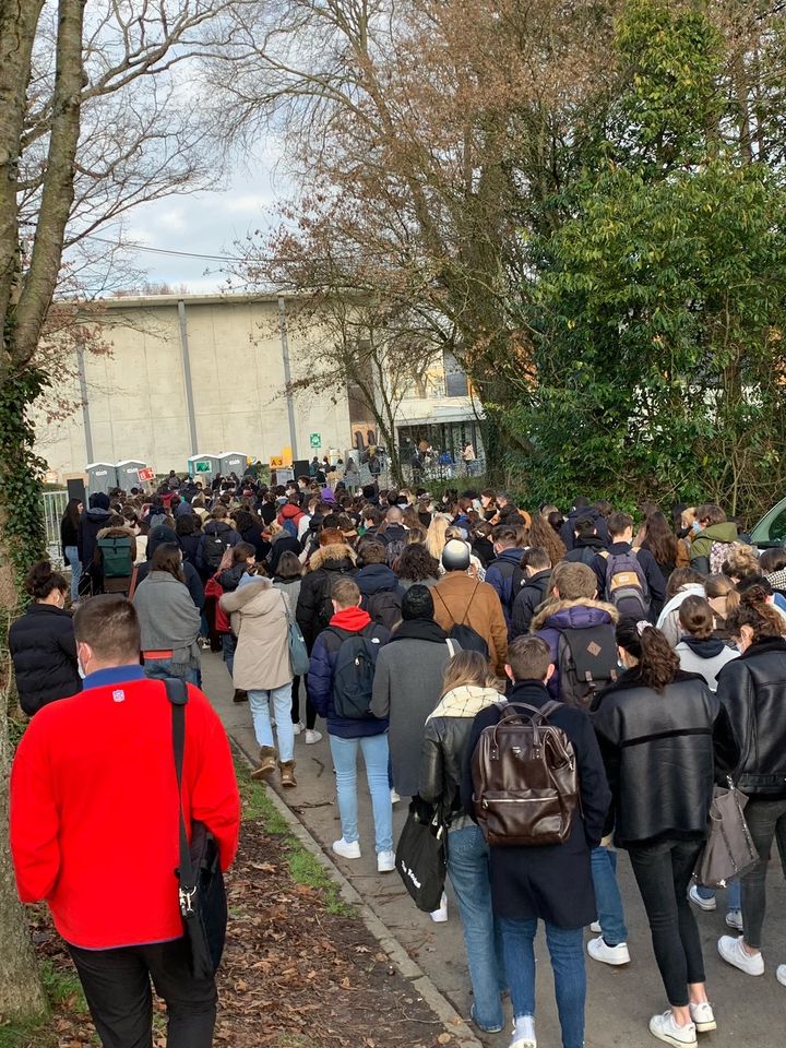 Des étudiants se rendent à l'un de leurs partiels, alors que l'heure de leur convocation est échelonnée, à l'université Rennes 1 (Ille-et-Vilaine), le 7 janvier 2021. (MATEO GOURIOU)