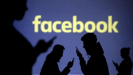 Des nouveaux paramètres de confidentialité seront proposés aux utilisateurs européens de Facebook à partir du mercredi 18 avril 2018. (DADO RUVIC / REUTERS)