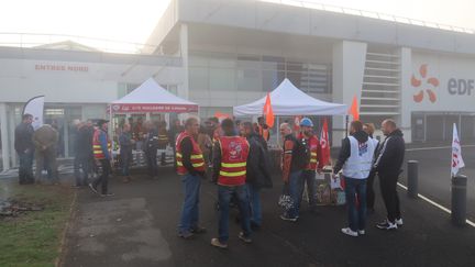 Des grévistes réclament une augmentation de salaires devant la centrale nucléaire de Chinon (Indre-et-Loire), le 6 octobre 2022 (ALEXANDRE SALLE / MAXPPP)