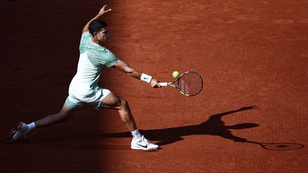 Le numéro un mondial Carlos Alcaraz face à Flavio Cobolli au premier tour de Roland Garros, le 29 mai 2023. (ANNE-CHRISTINE POUJOULAT / AFP)