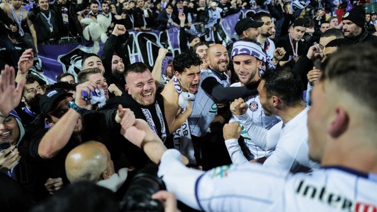 Toulouse supporters in the arms of their players after qualifying for the final of the Coupe de France acquired in Annecy, April 6, 2023. (OLIVIER CHASSIGNOLE / AFP)