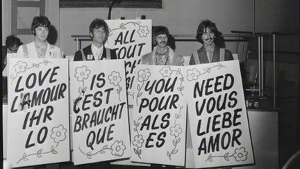  (Les Beatles dans les coulisses de l'émission "Our World" au cours de laquelle fut diffusée pour la première fois la chanson "All you need is Love" © Sunday People/Mirrorpix/Corbis)