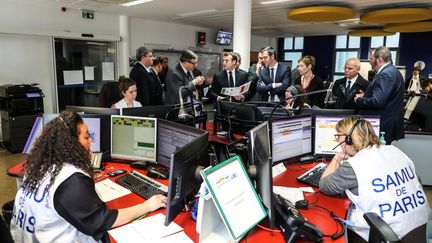 Le président de la République, Emmanuel Macron, et le ministre de la Santé, Olivier Véran, écoutent les explications du professeur Pierre Carli, directeur du Samu de l'hôpital Necker, le 10 mars 2020, à Paris. (LUDOVIC MARIN / AFP)