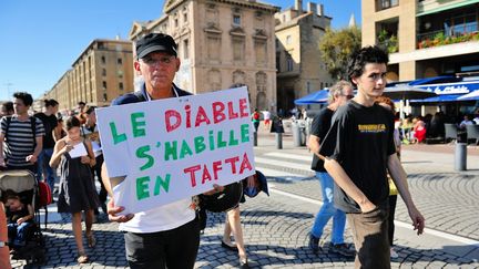 Un manifestant défile contre le projet de Traité de libre-échange transatlantique (Tafta), le 11 octobre 2014, à Paris. (CITIZENSIDE / JEAN-FRANCOIS GIL / AFP)