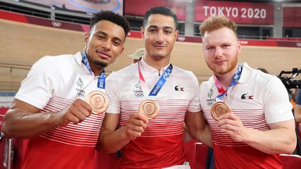 Florian Grengbo, Rayan Helal et&nbsp;Sébastien Vigier posent avec leur médaille de bronze acquise lors de la petite finale de l'épreuve de vitesse par équipes, à Tokyo le 3 août (AGENCE KMSP / KMSP)