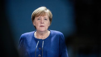 La chancelière allemande Angela Merkel fait une déclaration sur le résultat de l'élection présidentielle aux Etats-Unis, le 9 novembre 2020 à Berlin. (MICHAEL KAPPELER / AFP)