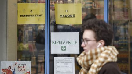 Une pharmacie indique qu'elle ne vend plus de masque ni de désinfectant, à Nantes, le 28 février 2020. (SEBASTIEN SALOM-GOMIS / SIPA)